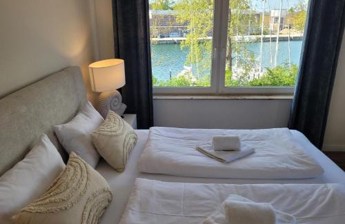 Neustadt in Holstein Appartement | Große Ferienwohnung mit traumhaftem Hafenblick von "Momentic"