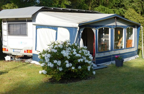 Mecklenburgische Kleinseenplatte Maison | Großer Wohnwagen mit Vorzelt