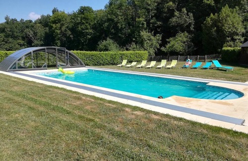 Mont-Saint-Jean Cottage | Le chalet du marié est une maison de vacances isolée avec une piscine chauffée. Idéal pour les familles