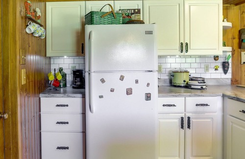 New Haven Maison | Groovy New Haven Home: 2 Mi to Art District!