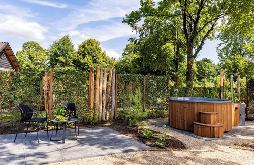 Municipality of Ede Maison | Ground-floor 4-person lodge with a private hot tub in the garden. Compact, cozy and fully equipped.