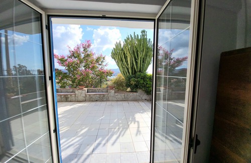 Agropoli Appartement | APPARTEMENT AVEC JARDIN ET PARKING A 10 MINUTES EN VOITURE DE LA PLAGE.