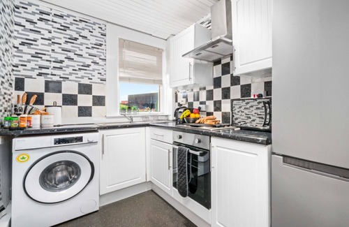 Airdrie Appartement | Ground floor apartment perfect for local contractors