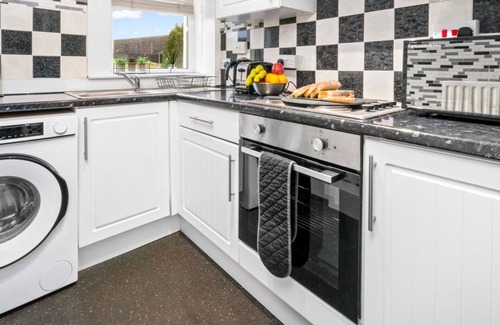Airdrie Appartement | Ground floor apartment perfect for local contractors