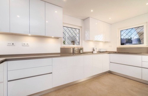 Almancil Appartement | Appartement au rez-de-chaussée donnant sur les jardins paysagers, le lac et la piscine