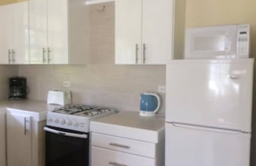 Sunset Crest Appartement | Ground Floor Apt with garden only 3 mins walk to Beach and Beach Club