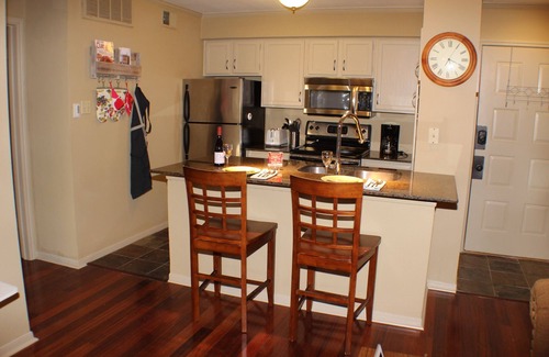 Waters Park Copropriété | Ground Floor Condo in Gated Quiet Complex near the Domain, King Bed