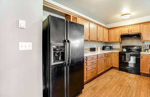 Dunes City Appartement | Ground floor condo with fast WiFi, patio, full kitchen, & private washer/dyer