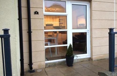 Drumacrin Appartement | Ground Floor Deluxe Seaside Apartment With Patio & Private Entrance, marine court