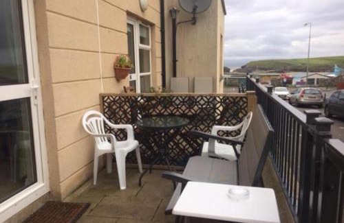 Drumacrin Appartement | Ground Floor Deluxe Seaside Apartment With Patio & Private Entrance, marine court