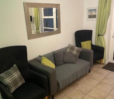 Drumacrin Appartement | Ground Floor Deluxe Seaside Apartment With Patio & Private Entrance, marine court