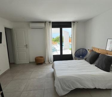 La Celle-sous-Gouzon Appartement | Ground floor of villa, sea view with private pool