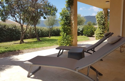 Figari Maison | REZ DE VILLA, GRANDE TERRASSE COUVERTE ET JARDIN, CALME, CLIMATISÉ
