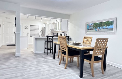 Cocoa Beach Copropriété | Ground Floor Open Modern, Architecturally Redesigned Just Steps from the Beach.