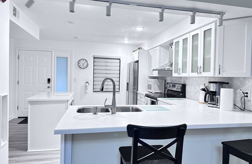Cocoa Beach Copropriété | Ground Floor Open Modern, Architecturally Redesigned Just Steps from the Beach.