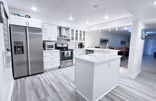 Cocoa Beach Copropriété | Ground Floor Open Modern, Architecturally Redesigned Just Steps from the Beach.