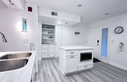 Cocoa Beach Copropriété | Ground Floor Open Modern, Architecturally Redesigned Just Steps from the Beach.
