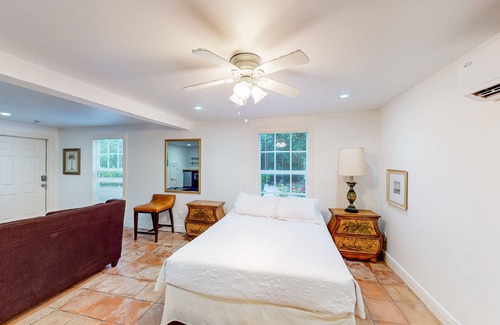 Old Northwood Cottage | Ground-floor studio with shared outdoor area - near beach & attractions