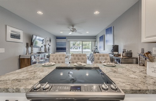 South Scottsdale Copropriété | Ground Level Beautiful Remodeled Condo in Resort Setting In Downtown Scottsdale.