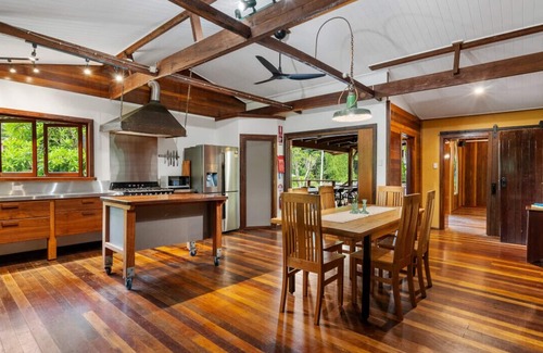 Speewah Maison | Group Accom | Pool | Spa | Pool Table | Firepit