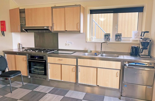 Sint Annaparochie Maison | Group accommodation in Friesland on Blikvaart