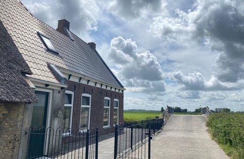 Sint Annaparochie Maison | Group accommodation in Friesland on Blikvaart