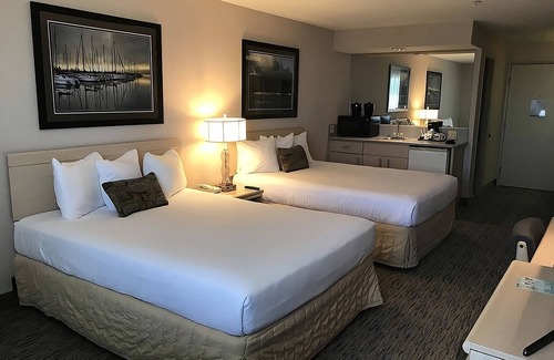 Warrenton Maison | GROUP ESCAPE! TWO COMFY UNITS, POOL, SAUNA