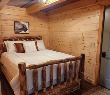 Scio Maison | Group Friendly Cabin with Spa on the Deck in Ohio