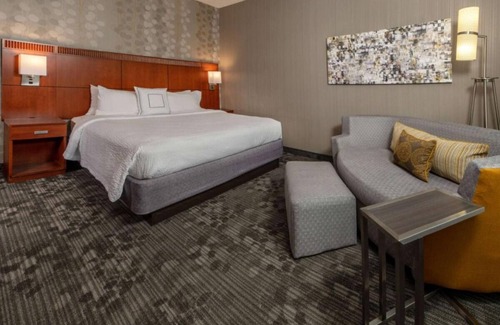 Newark Hôtel | Group Getaway! 4 Contemporary Units, Pet-friendly, Indoor Pool, Free Parking!