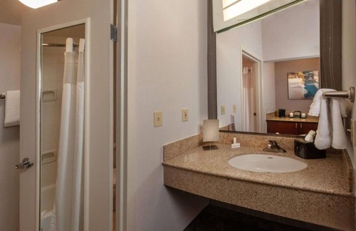Newark Hôtel | Group Getaway! 4 Contemporary Units, Pet-friendly, Indoor Pool, Free Parking!