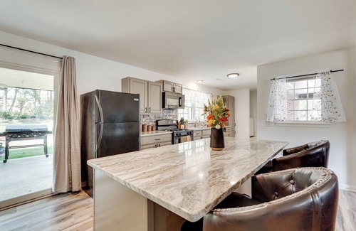Wrens Maison | Group Getaway w/ Fenced Yard & Pool Table in Wrens