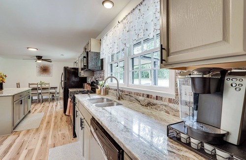 Wrens Maison | Group Getaway w/ Fenced Yard & Pool Table in Wrens