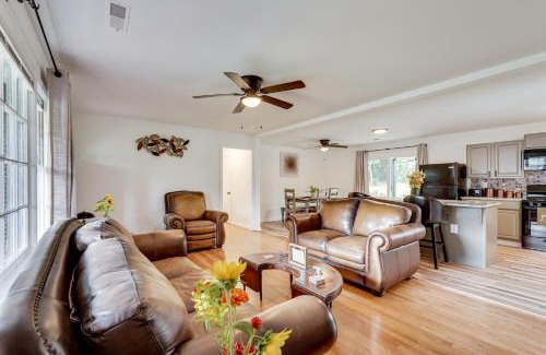 Wrens Maison | Group Getaway with Fenced Yard and Pool Table in Wrens