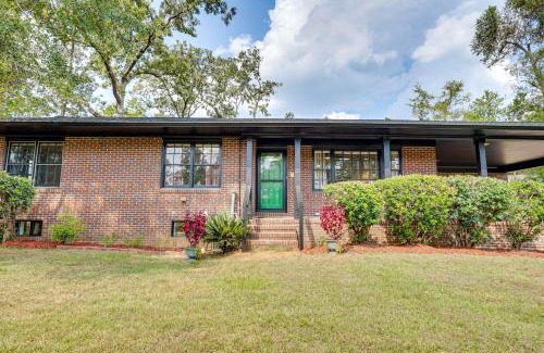 Wrens Maison | Group Getaway with Fenced Yard and Pool Table in Wrens