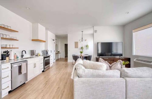 Humboldt Appartement | Private Floor in Magazine Worthy Humboldt Apt Bldg