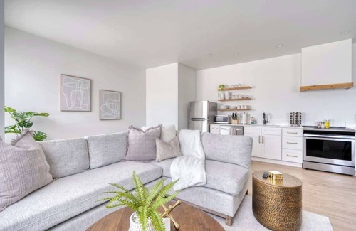 Humboldt Appartement | Private Floor in Magazine Worthy Humboldt Apt Bldg