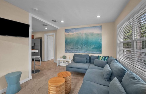 Southwest Coconut Grove Maison | Grove Bay Bungalow 2/2 | Gated Cottage Walk to Bay