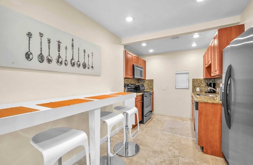 Southwest Coconut Grove Maison | Grove Bay Bungalow 2/2 | Gated Cottage Walk to Bay