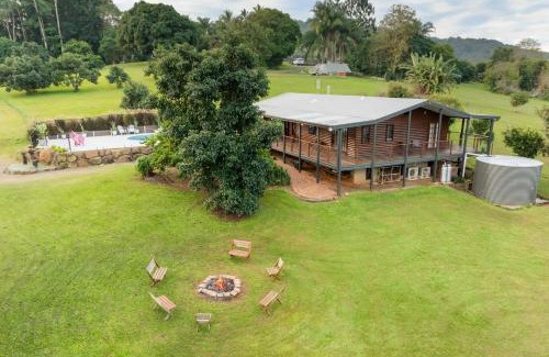 Kiels Mountain Maison | Grove Hinterland Retreat - 15 mins to beach
