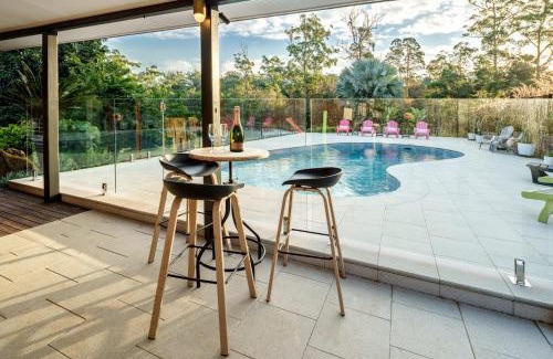 Kiels Mountain Maison | Grove Hinterland Retreat - 15 mins to beach