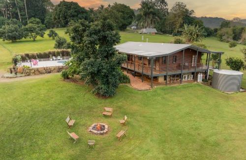 Kiels Mountain Maison | Grove Hinterland Retreat - 15 mins to beach