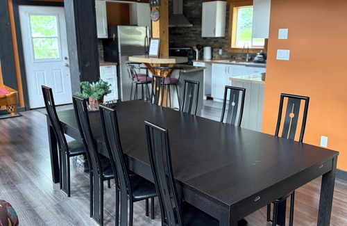 Golden Maison | GROWL Lodge - Charming 3-bedroom home in Golden featuring a hot tub & pool table