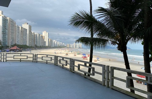 Vila Luis Antonio Appartement | Guarujá Apartment, Building on the Waves, Pitangueiras Beach, Pé na Areia