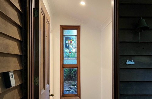 Mount Pleasant Cabine | Guest Cabin in Forest Close to Beach & City Centre