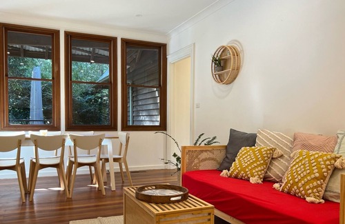 Mount Pleasant Cabine | Guest Cabin in Forest Close to Beach & City Centre