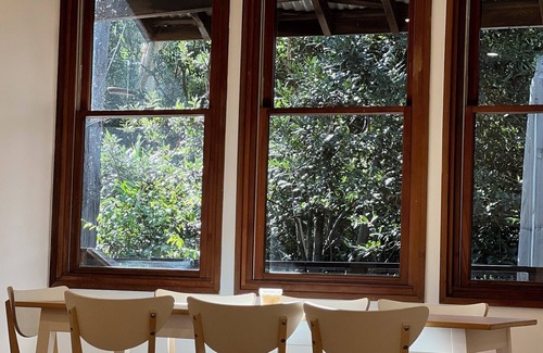 Mount Pleasant Cabine | Guest Cabin in Forest Close to Beach & City Centre
