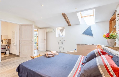 Saint-Martin-de-Fraigneau Lit Et Petit-Déjeuner | Guest Room "Chez Jacques - Océanide" with Private Terrace, Wi-Fi and Air Conditioning