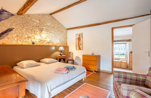 Saint-Martin-de-Fraigneau Lit Et Petit-Déjeuner | Guest Room 'The Suite One or Two Bedrooms' with Shared Terrace, Shared Garden and Wi-Fi