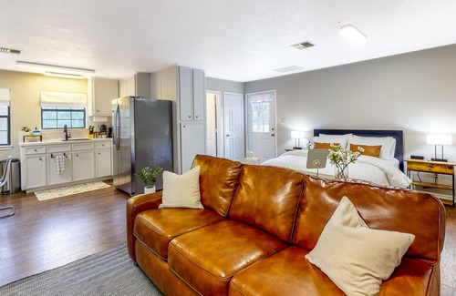Bellville Cabine | Guest home on 14 acres - vineyards, pond & trails - newly updated kitchenette