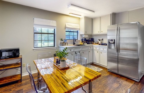 Bellville Cabine | Guest home on 14 acres - vineyards, pond & trails - newly updated kitchenette